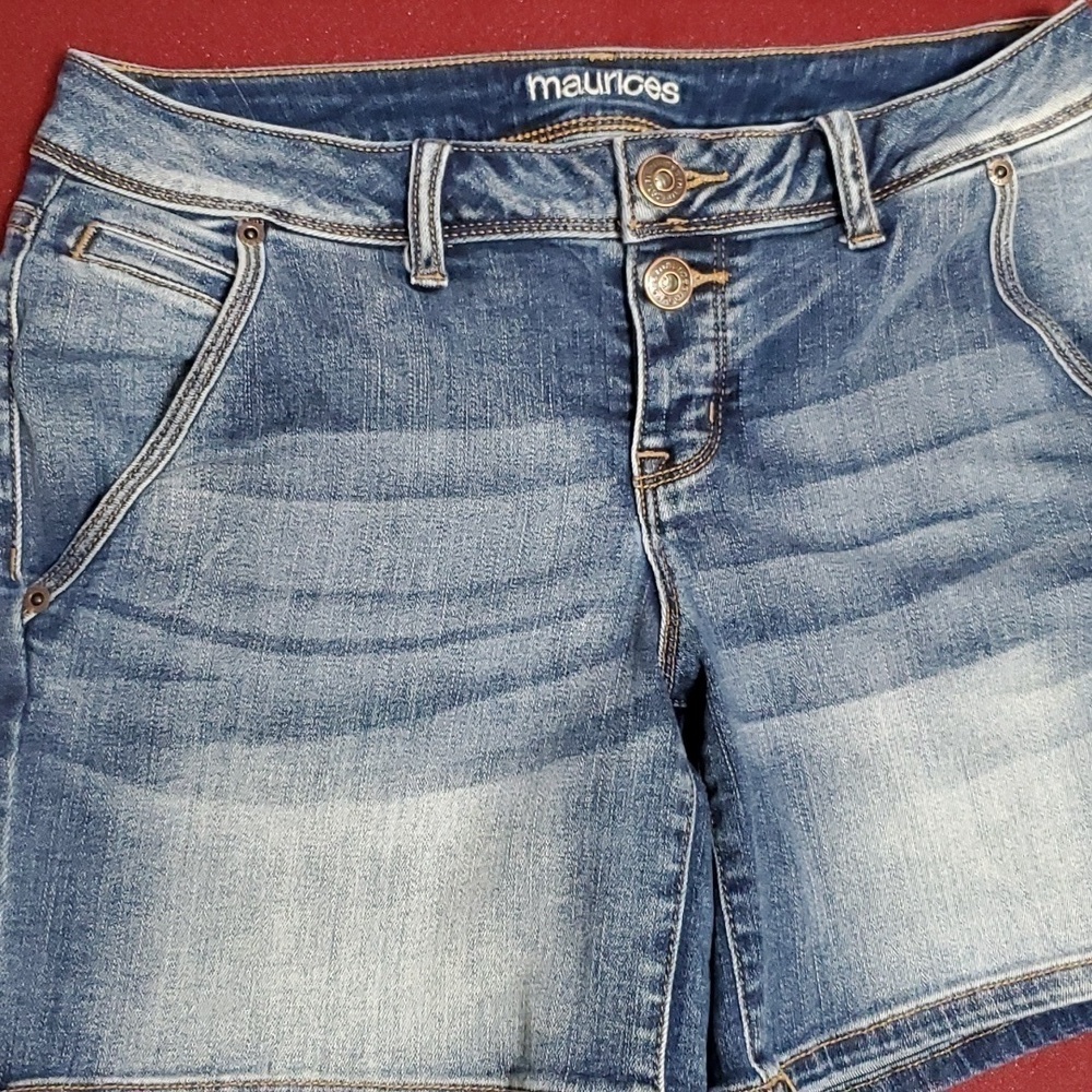 EUC Maurices Women's Button Fly 5 Pocket Medium Wash Blue Jean Shorts Size 5/6 - Picture 2 of 12